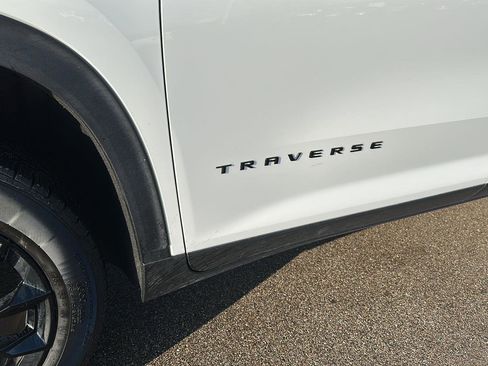 Used 2024 Chevrolet Traverse LT w/ Enhanced Driving Package image 4