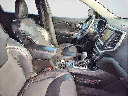 Used 2018 Jeep Cherokee Trailhawk w/ Comfort/Convenience Group AWD/4WD image 15