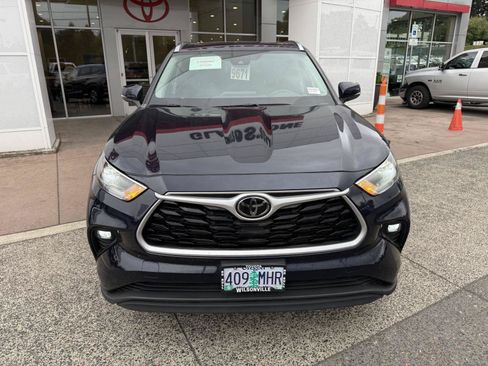 Used 2021 Toyota Highlander XLE AWD/4WD image 9
