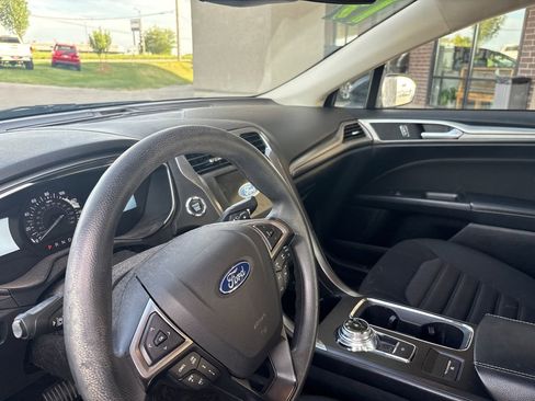Used 2019 Ford Fusion SE FWD image 2