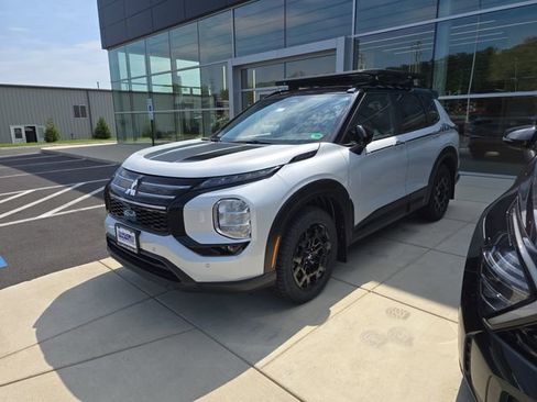 Used 2025 Mitsubishi Outlander AWD image 2
