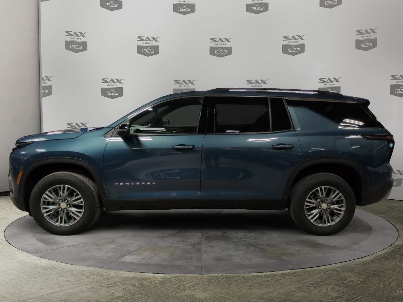 Used 2026 Chevrolet Traverse LT AWD/4WD image 2
