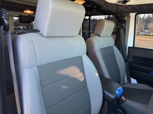 Used 2017 Jeep Wrangler Unlimited Rubicon w/ Connectivity Group image 18