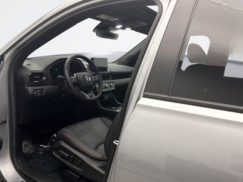 Used 2025 Honda Pilot TrailSport image 10