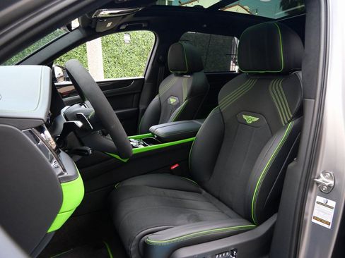 Used 2025 Bentley Bentayga image 19