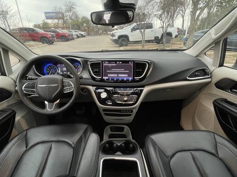 Used 2023 Chrysler Pacifica Touring-L image 10