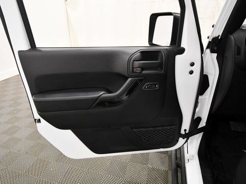 Used 2017 Jeep Wrangler Unlimited Sahara AWD/4WD image 13
