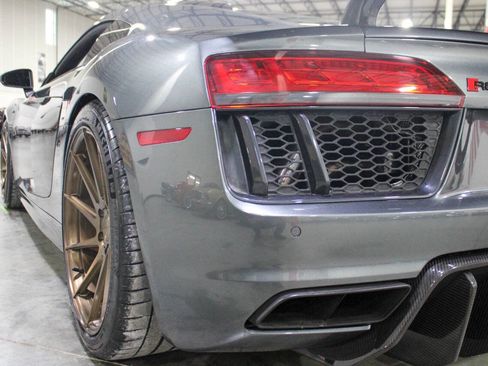 Used 2017 Audi R8 V10 w/ Carbon Exterior Package image 28