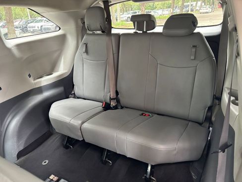 Used 2024 Toyota Sienna XLE FWD image 31