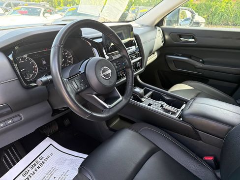 Used 2025 Nissan Pathfinder SL FWD image 12
