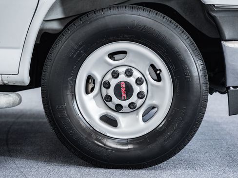 Used 2024 GMC Savana 2500 w/ Driver Convenience Package image 15