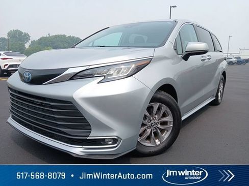 Used 2023 Toyota Sienna XLE FWD image 4