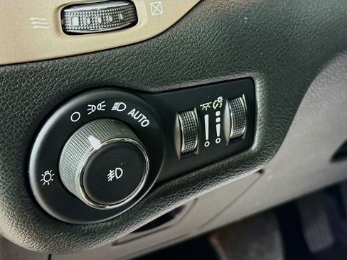 Used 2015 Jeep Cherokee Latitude AWD/4WD image 9