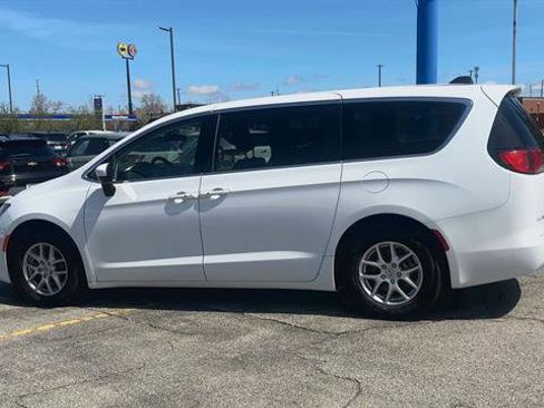 Used 2022 Chrysler Voyager LX image 6