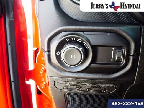 Used 2025 Jeep Wrangler Unlimited Rubicon AWD/4WD image 15