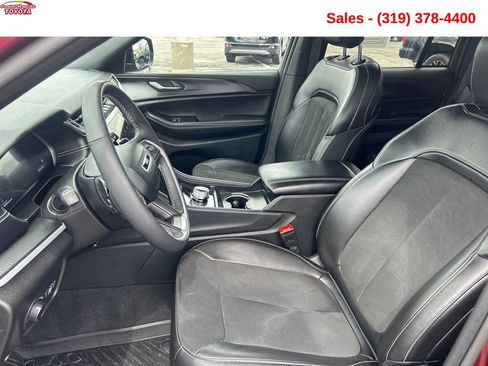 Used 2025 Jeep Grand Cherokee Altitude image 11