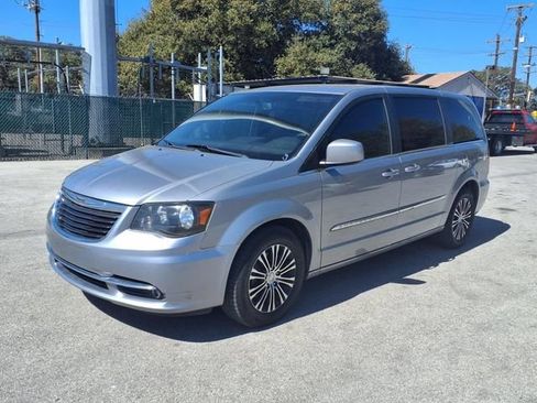 Used 2014 Chrysler Town & Country S FWD image 3