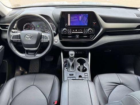 Used 2023 Toyota Highlander LE AWD/4WD image 2