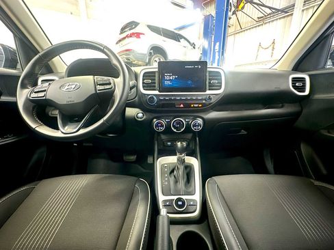 Used 2024 Hyundai Venue Limited image 11