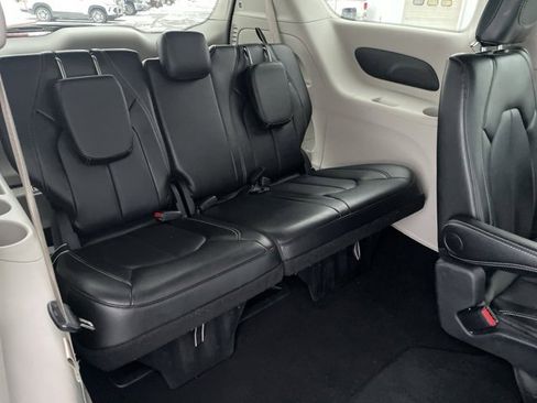 Used 2024 Chrysler Pacifica Touring-L image 25