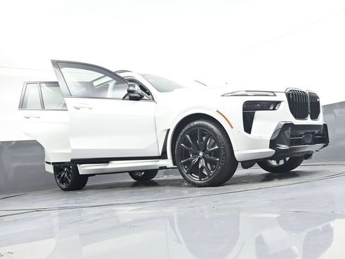 Used 2025 BMW X7 M60i AWD/4WD image 53