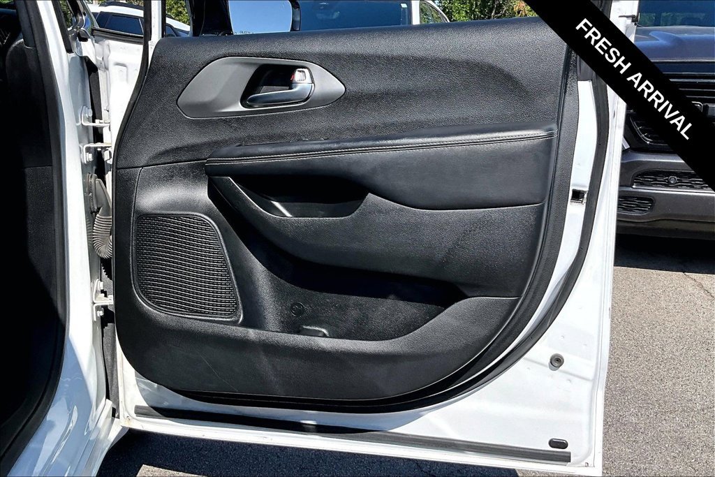 Used 2025 Chrysler Pacifica Select FWD image 26