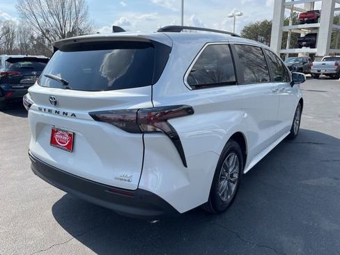 Used 2023 Toyota Sienna XLE image 5