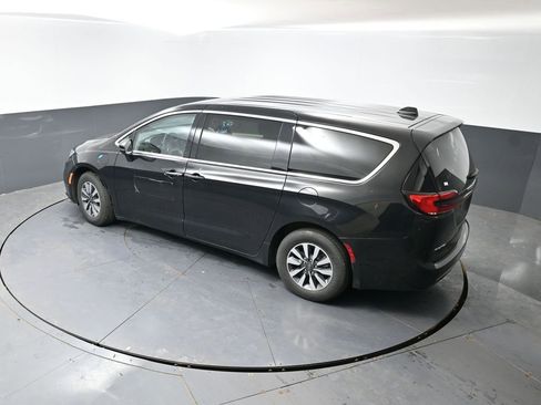 Used 2023 Chrysler Pacifica Touring-L image 21