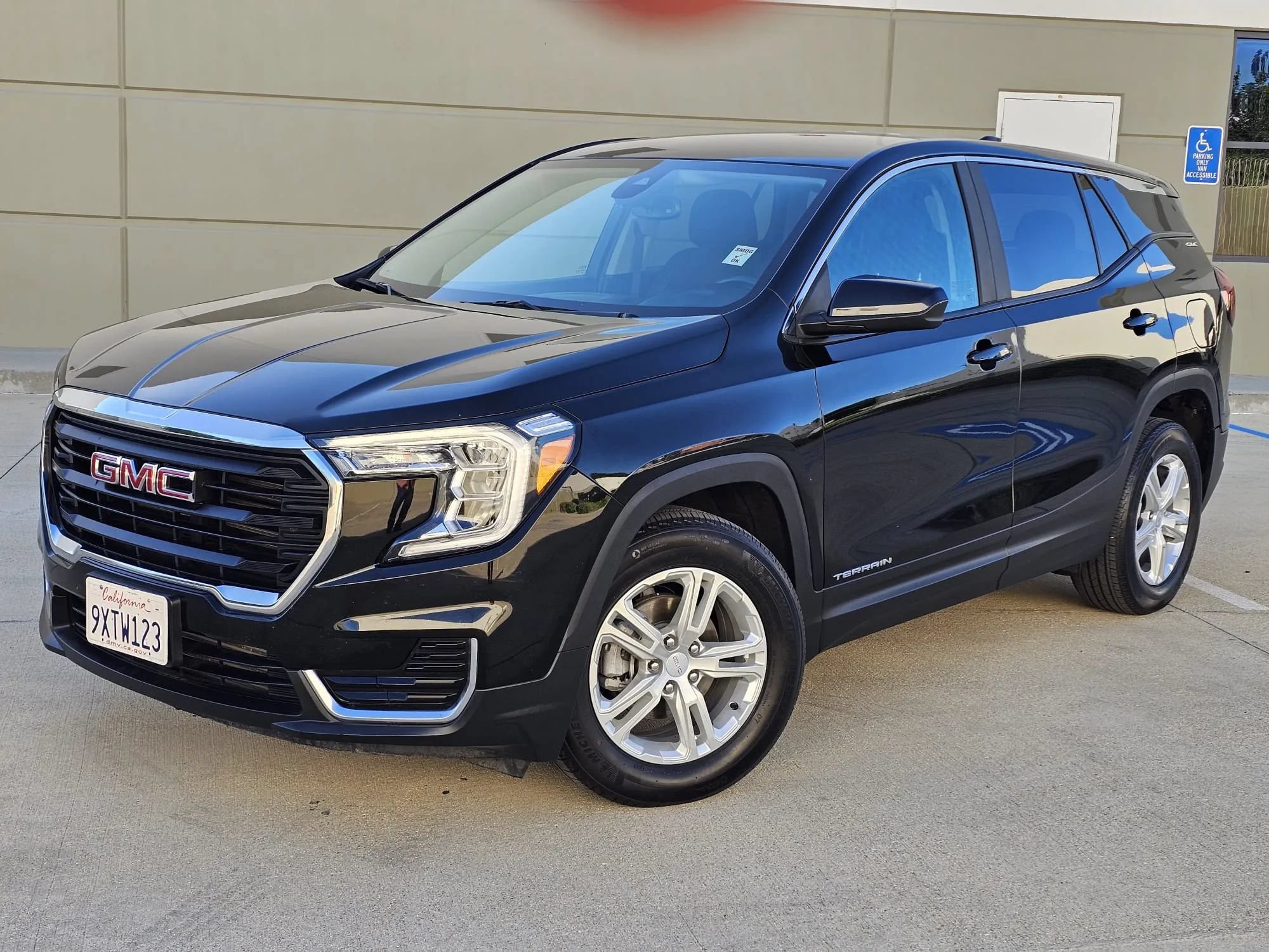 Used 2024 GMC Terrain SLE FWD image 1