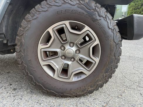 Used 2015 Jeep Wrangler Unlimited Sahara w/ Connectivity Group AWD/4WD image 9