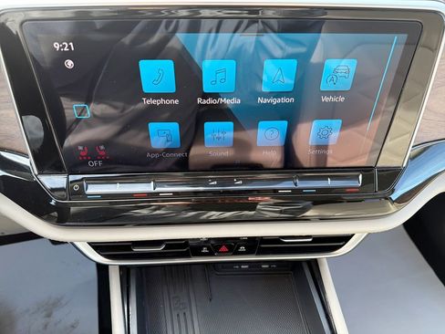 Used 2025 Volkswagen Atlas SE image 26