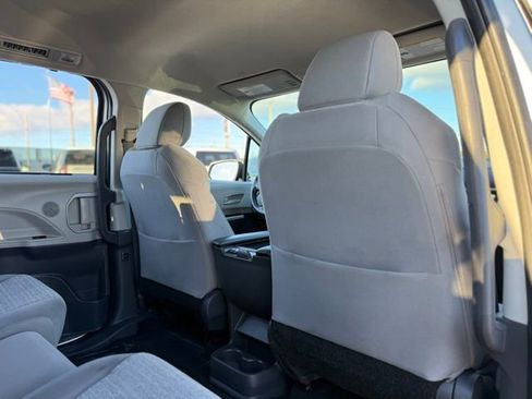 Used 2021 Toyota Sienna LE image 18