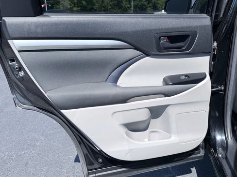Used 2019 Toyota Highlander LE FWD image 29