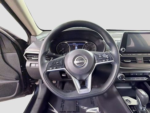 Used 2024 Nissan Altima 2.5 SV FWD image 13