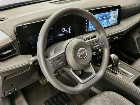 Used 2025 Nissan Kicks SV AWD/4WD image 18