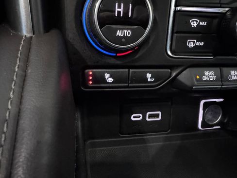 Used 2021 Chevrolet Tahoe Z71 w/ Z71 Signature Package image 27