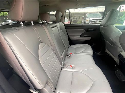 Used 2022 Toyota Highlander XLE AWD/4WD image 32