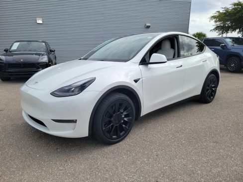 Used 2023 Tesla Model Y Long Range image 4