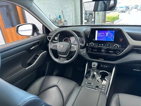 Used 2023 Toyota Highlander XLE AWD/4WD image 46