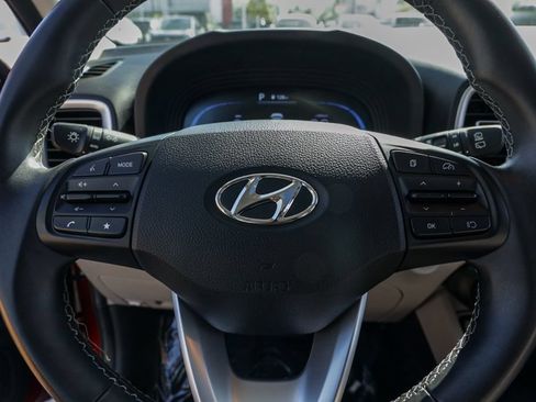Used 2025 Hyundai Venue SEL FWD image 28