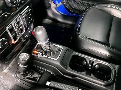 Used 2023 Jeep Wrangler Unlimited Sahara w/ Cold Weather Group AWD/4WD image 17