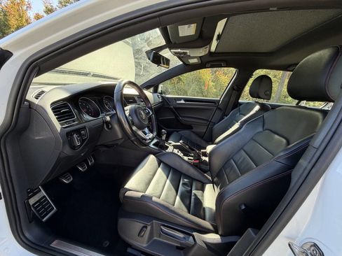 Used 2017 Volkswagen GTI SE image 9