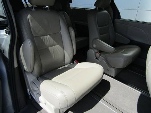 Used 2020 Toyota Sienna XLE image 13