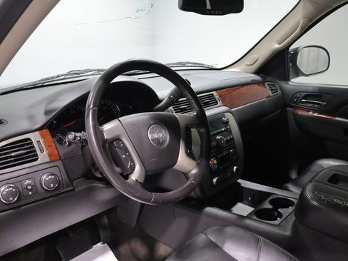 Used 2011 GMC Yukon SLT w/ SLT-2 Equipment Package AWD/4WD image 14