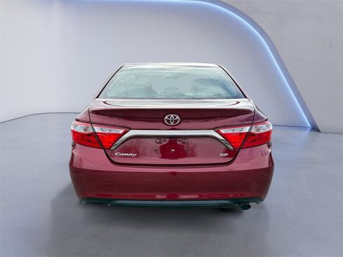 Used 2017 Toyota Camry SE image 4
