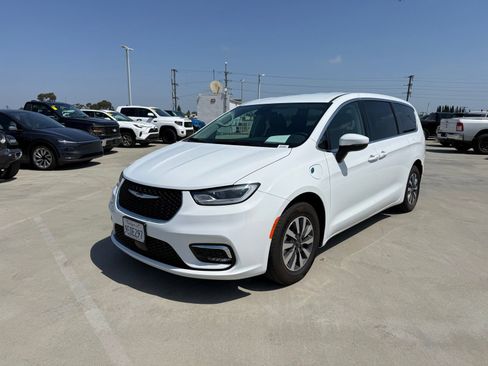 Used 2023 Chrysler Pacifica Touring-L FWD image 1