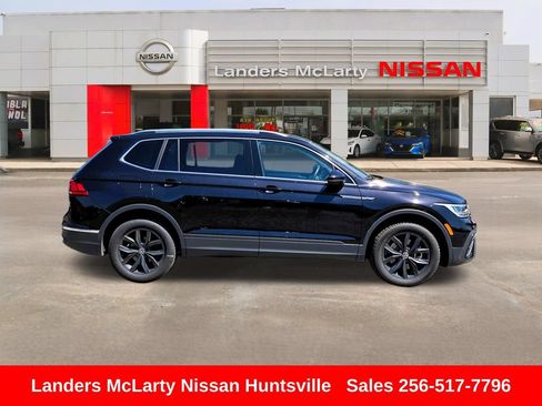 Used 2024 Volkswagen Tiguan SE AWD/4WD image 2
