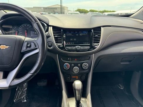Used 2018 Chevrolet Trax LT w/ LT Convenience Package AWD/4WD image 2