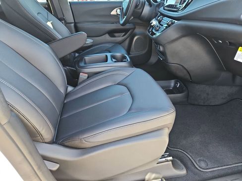 New 2026 Chrysler Pacifica Select image 21