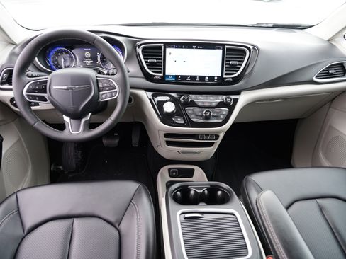 Used 2024 Chrysler Pacifica Touring-L image 30